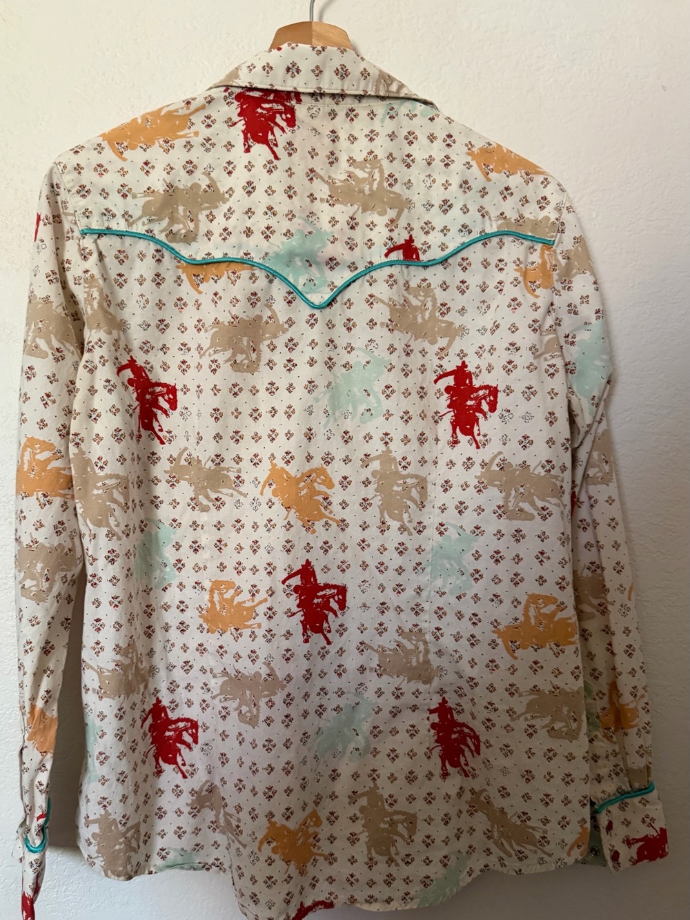 Wrangler Cream Western Button-Down with Red Turquoise Horse Print - M - Picture 3 of 10